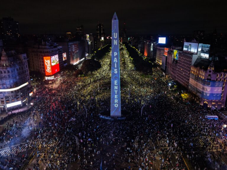 Multitudinaria concentración en el Obelisco tras la final del Mundial