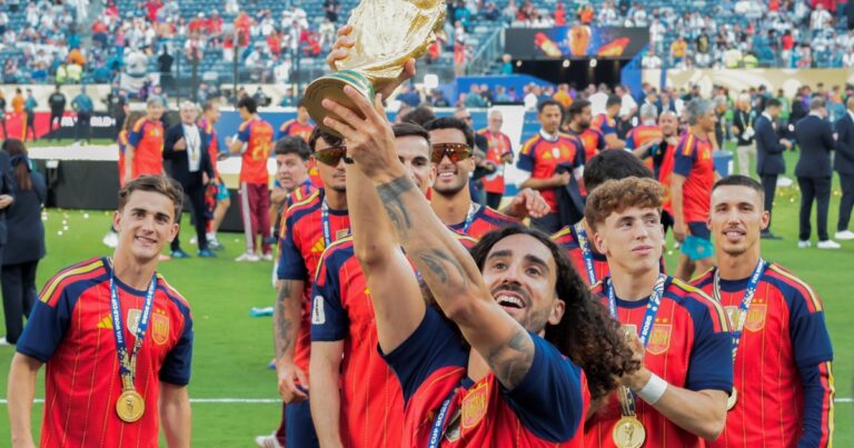 Cucurella deberá tatuarse a Luis de la Fuente tras el título mundial