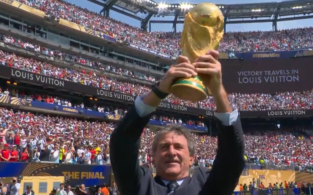 Kempes e Iniesta presentaron la Copa del Mundo en la final del Mundial