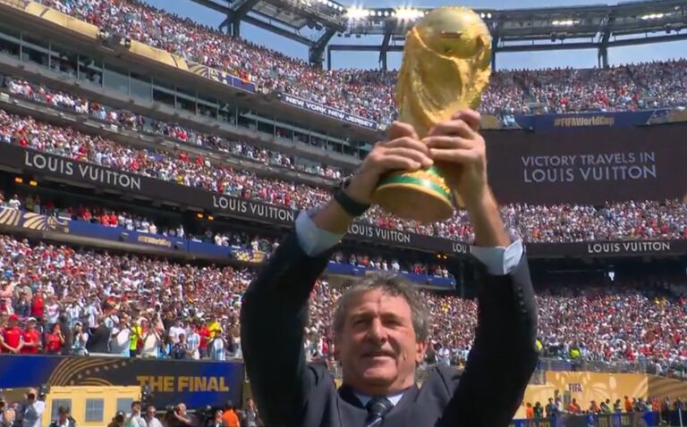 Kempes e Iniesta presentaron la Copa del Mundo en la final del Mundial