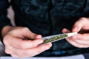 El consumo frecuente de marihuana eleva los niveles de cortisol