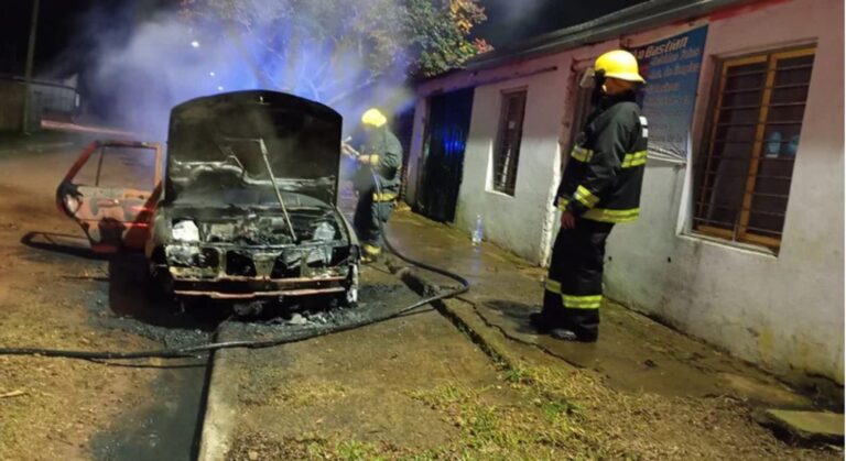 Ataque mafioso en Alvear: incendian un auto y balean una vivienda