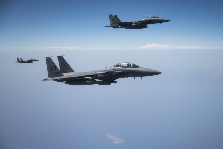 EE.UU. bombardeó 80 objetivos en Irán tras ataques a buques mercantes