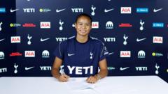Tottenham concreta el fichaje récord de Alice Sombath desde el Lyon