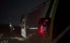Un micro cayó de un puente en la ruta 7 y buscan a un chofer