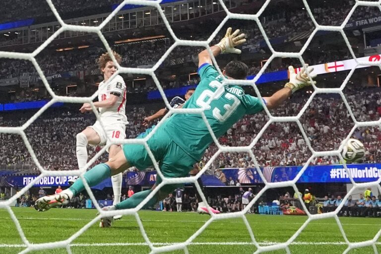 Argentina cae ante Inglaterra y queda fuera de la final del Mundial