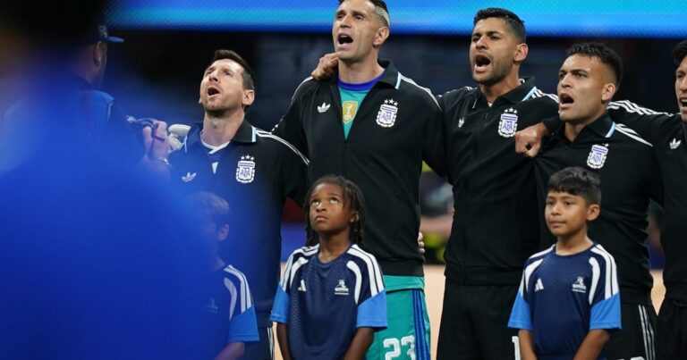 Argentina venció 2-1 a Inglaterra y clasificó a la final del Mundial