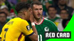 Expulsan a Piero Hincapié por cubrirse la boca ante México