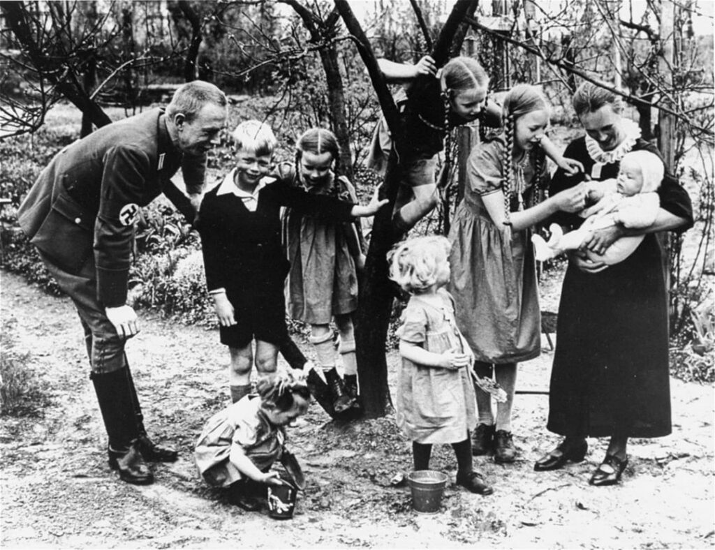 Lebensborn: el plan nazi para fabricar una élite racial mediante