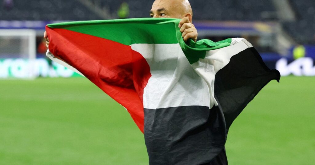 Hossam Hassan celebró el pase de Egipto con una bandera de Palestina