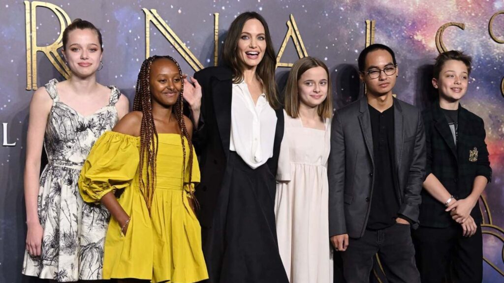 Cuatro hijos de Angelina Jolie y Brad Pitt eliminan el apellido