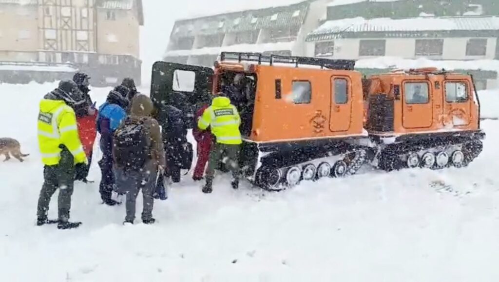 Rescatan a familias santafesinas varadas por nieve en Penitentes