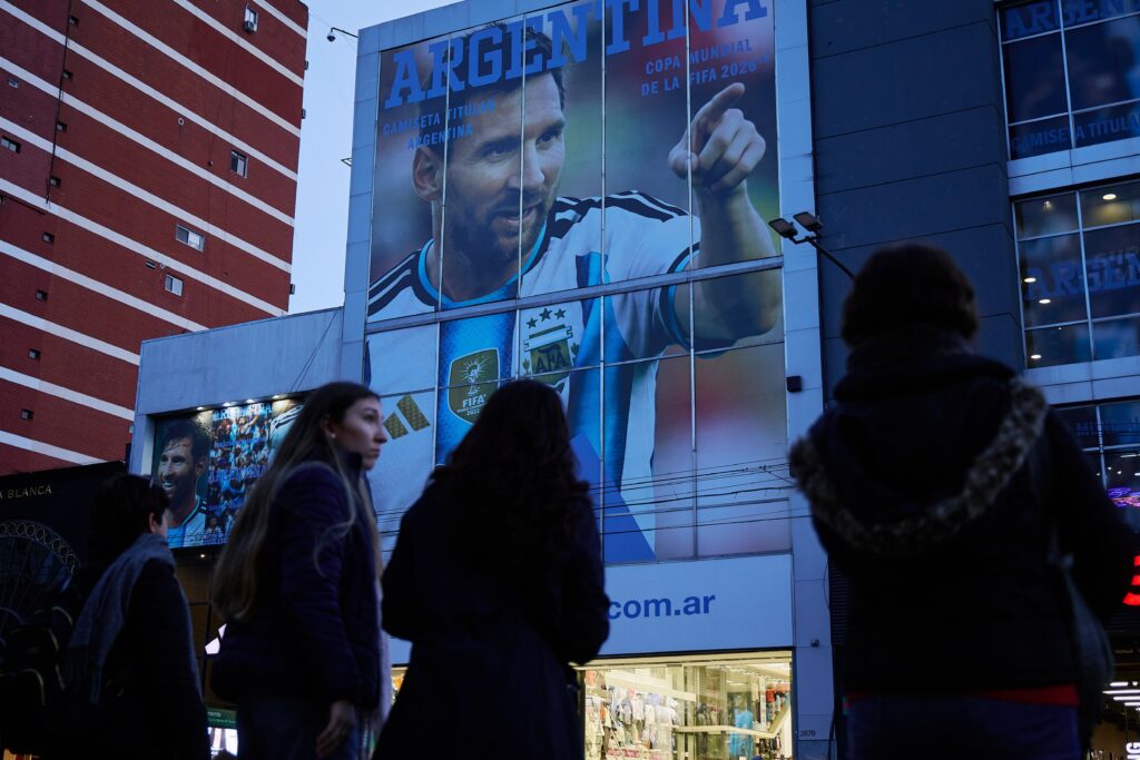 Buenos Aires paraliza su actividad por el cruce ante Inglaterra