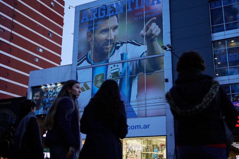 Buenos Aires paraliza su actividad por el cruce ante Inglaterra