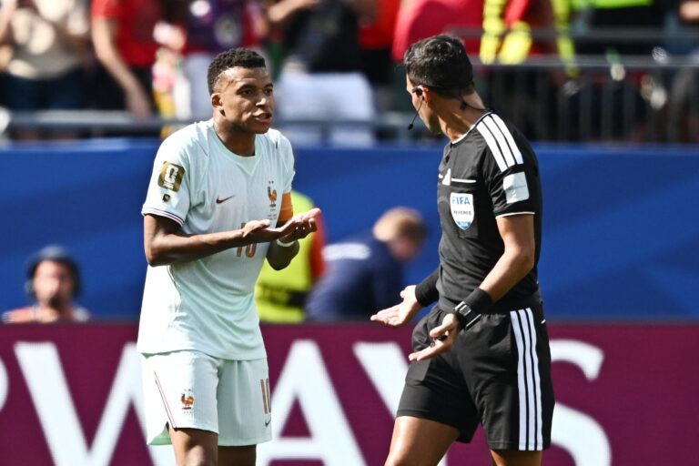 Mbappé cuestionó el uso del VAR tras el cruce con Facundo Tello