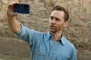 Tom Hiddleston estrena serie que redefine la tragedia de Pompeya