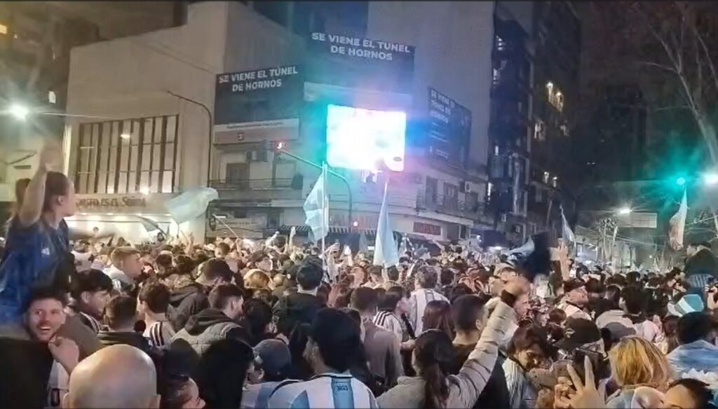 Masiva movilización en Caseros tras el triunfo argentino ante