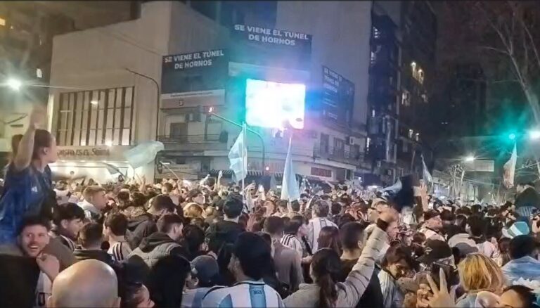 Masiva movilización en Caseros tras el triunfo argentino ante