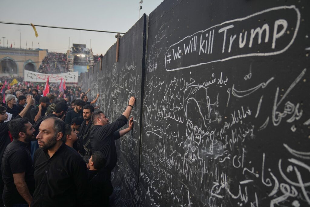 Tensión en Irán: piden la muerte de Trump en el funeral de Khamenei