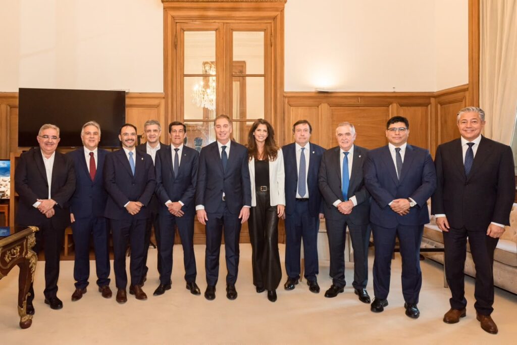 El Gobierno convoca a gobernadores para negociar reformas clave