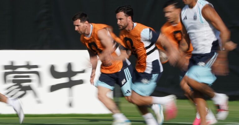 Scaloni ensaya variantes en Kansas City con 14 pecheras para 11