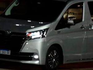 Lionel Messi llegó a Rosario tras el Mundial en un Toyota Hiace Wagon