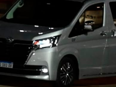 Lionel Messi llegó a Rosario tras el Mundial en un Toyota Hiace Wagon