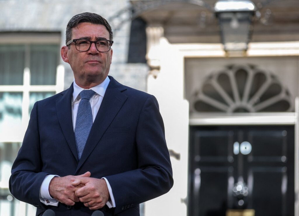 Andy Burnham asume como primer ministro e inicia una purga en el