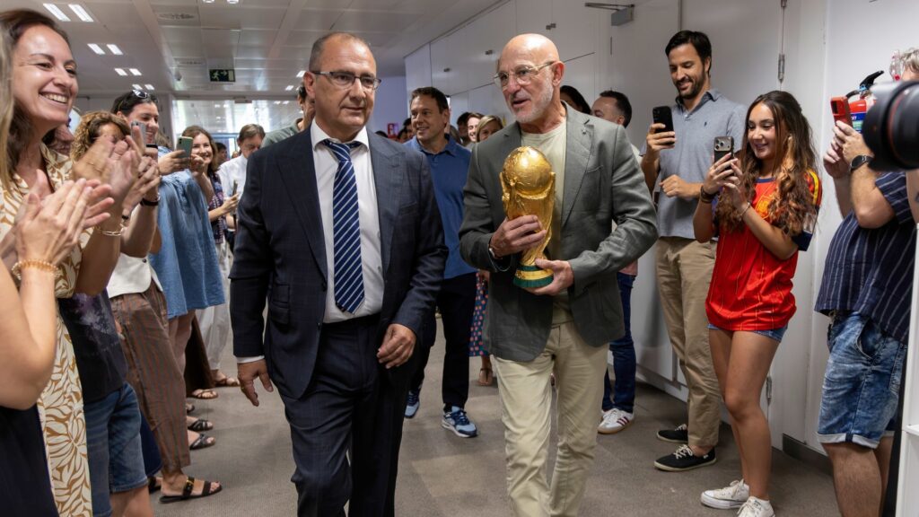 Luis de la Fuente celebró el título mundial en Madrid con la Copa