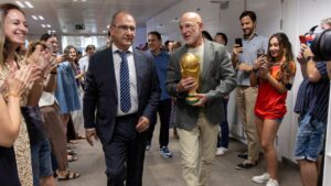 Luis de la Fuente celebró el título mundial en Madrid con la Copa
