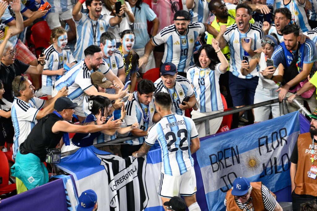 Argentina venció a Suiza y alcanzó las semifinales con récords