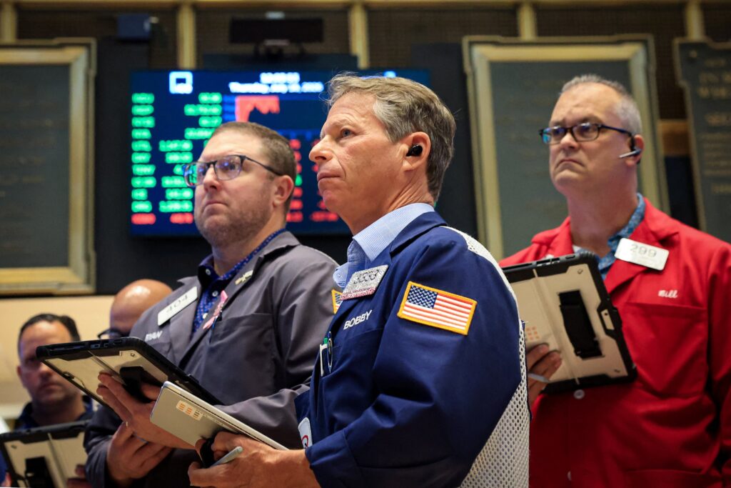 Suben las acciones argentinas y el riesgo país cae a 415 puntos