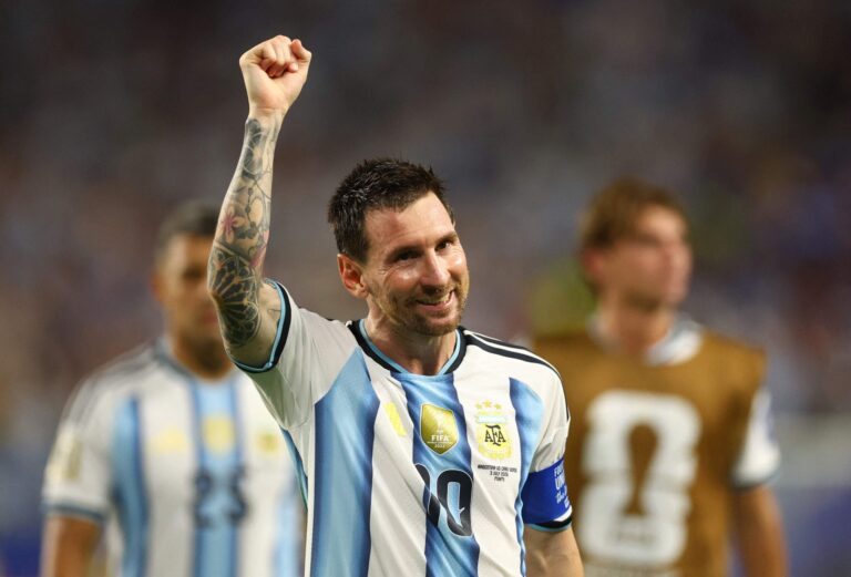 Messi lidera a la Argentina hacia octavos tras un agónico triunfo en