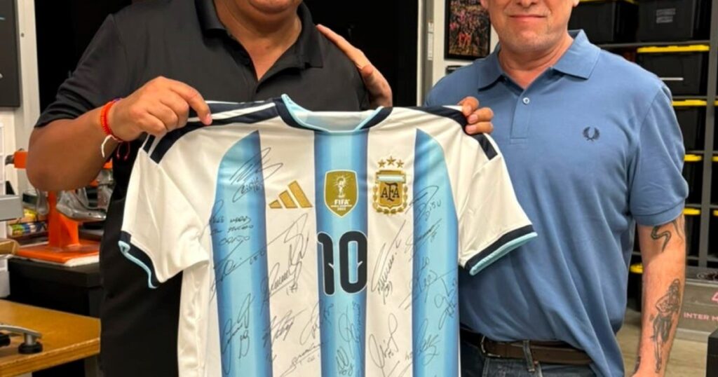 Andrés Calamaro visitó a la Selección y recibió una camiseta firmada
