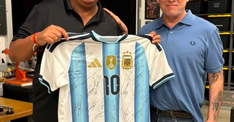 Andrés Calamaro visitó a la Selección y recibió una camiseta firmada