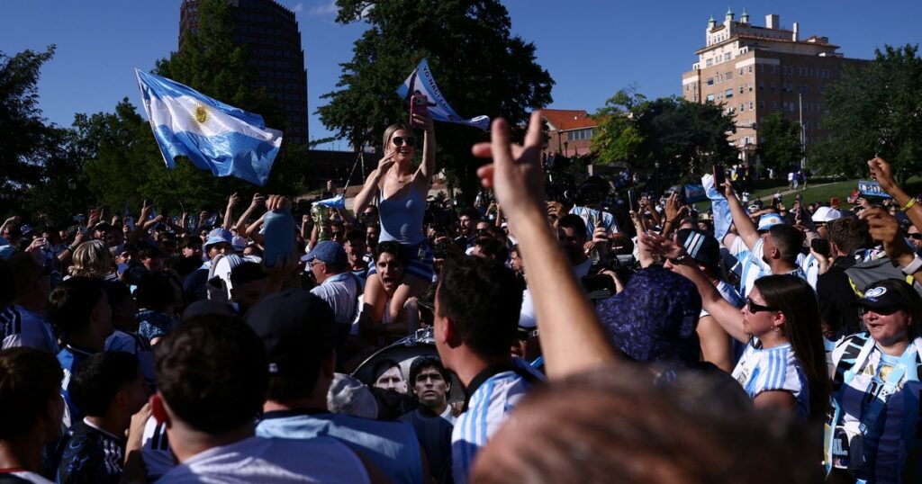 Banderazo argentino en Kansas previo al duelo con Suiza en el Mundial