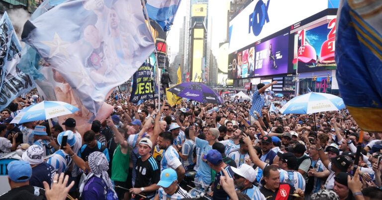 Unos 20.000 argentinos realizaron un masivo banderazo en Nueva York