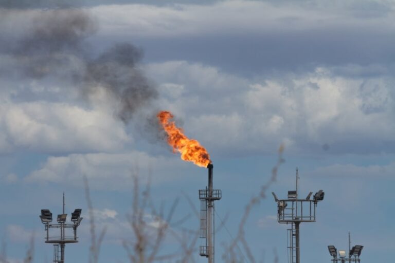 El petróleo sube 4% por la escalada militar entre EE.UU. e Irán