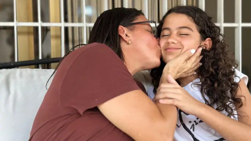 Rescatan a una niña tras 32 horas bajo escombros en Venezuela