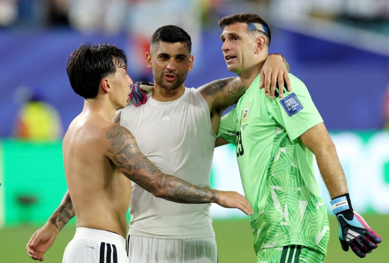 Argentina venció 3-2 a Cabo Verde y avanzó a cuartos en un final