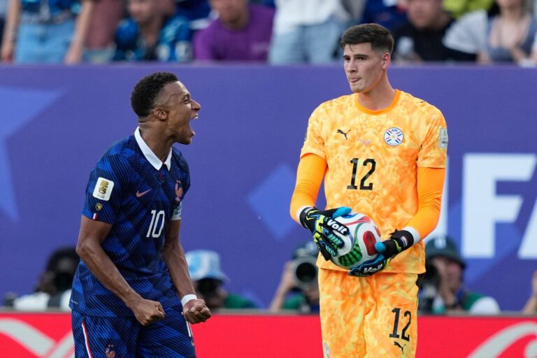 Tensión en el Mundial: Gill le pegó un pelotazo a Mbappé tras el