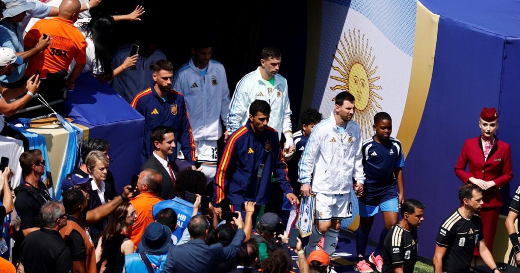 Messi saludó a los jugadores del Barcelona antes de la final