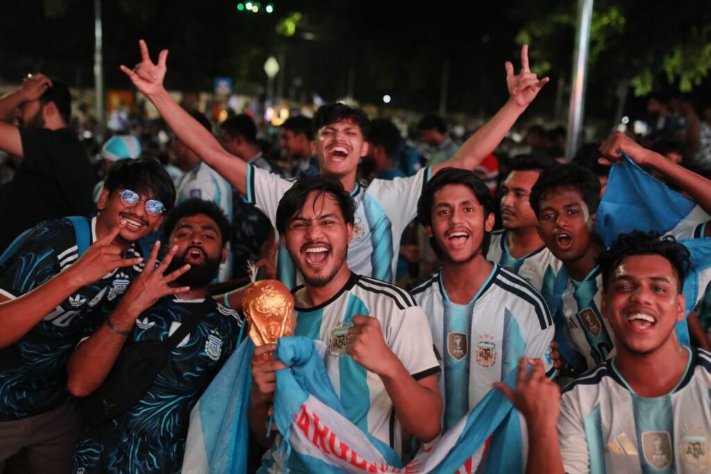 Bangladesh se tiñe de celeste y blanco ante la final de Argentina