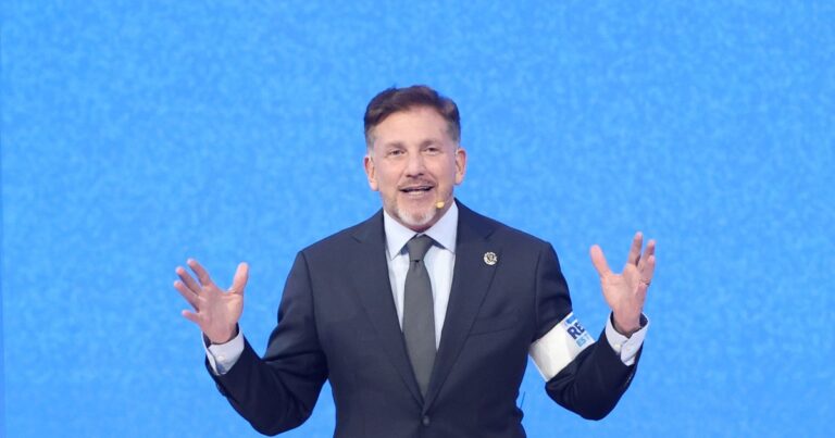 Domínguez impulsa un Mundial 2030 con 64 selecciones para el