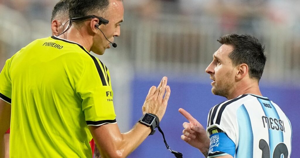 Messi confrontó al árbitro Joao Pinheiro en los cuartos del Mundial