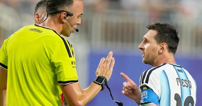 Messi confrontó al árbitro Joao Pinheiro en los cuartos del Mundial