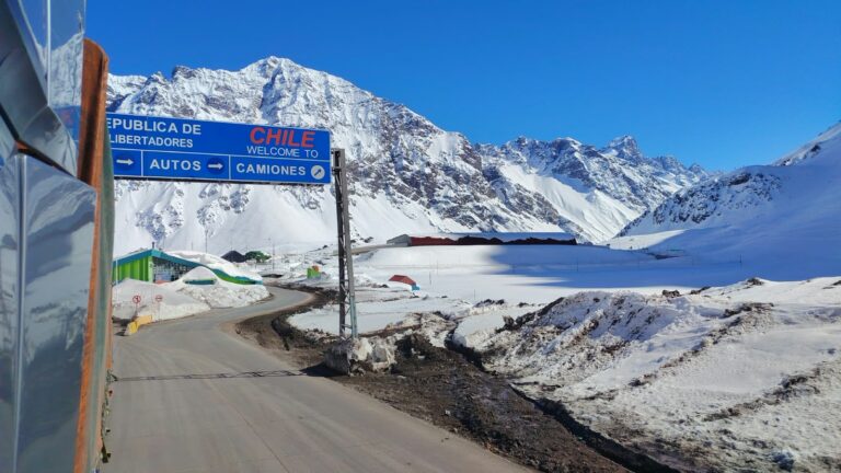 Cierran el paso Cristo Redentor por un temporal de nieve en la