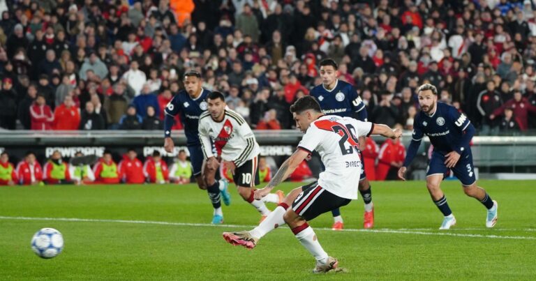 River venció a Independiente Rivadavia con goles de Montiel y Galván