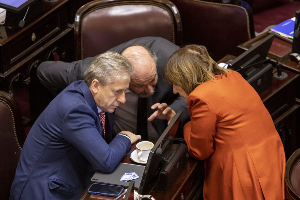 El oficialismo pierde control del Senado ante la presión de