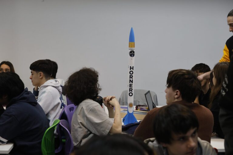 Cincuenta alumnos porteños lanzarán cohetes con tecnología satelital